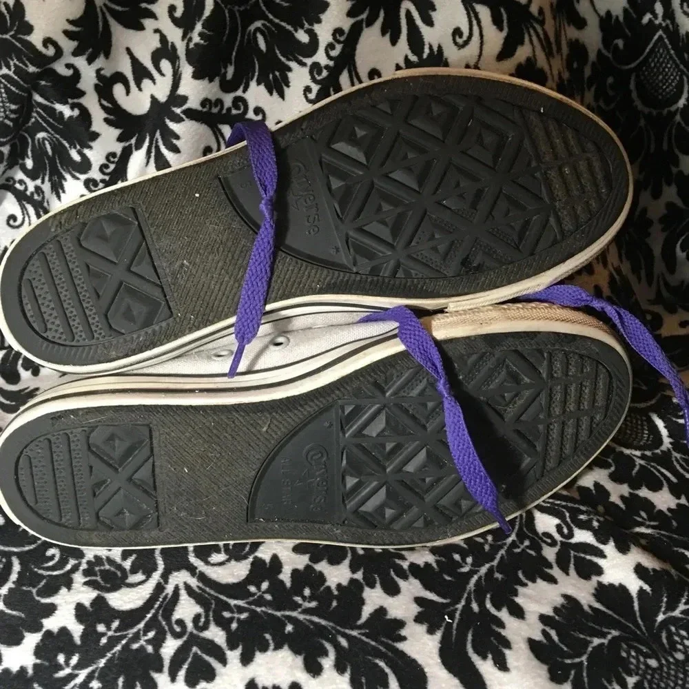 Converse adorable juniors size 5 sneaker